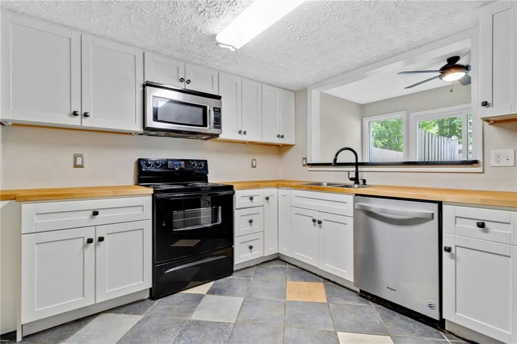 7750 Roswell Road Unit 9d, Sandy Springs, Georgia 30350, 3 Bedrooms Bedrooms, ,3 BathroomsBathrooms,Residential,Sold,7750 Roswell Road Unit 9d,7250699