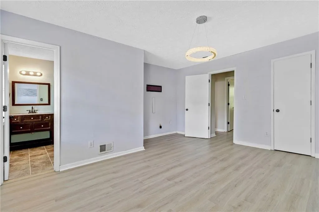 7750 Roswell Road Unit 9d, Sandy Springs, Georgia 30350, 3 Bedrooms Bedrooms, ,3 BathroomsBathrooms,Residential,Sold,7750 Roswell Road Unit 9d,7250699