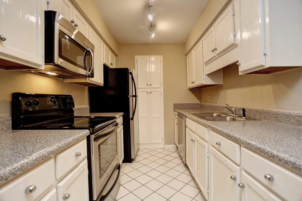 3309 Pine Heights Drive Ne Unit 3309, Atlanta, Georgia 30324, 2 Bedrooms Bedrooms, ,2 BathroomsBathrooms,Residential,Sold,3309 Pine Heights Drive Ne Unit 3309,5742224