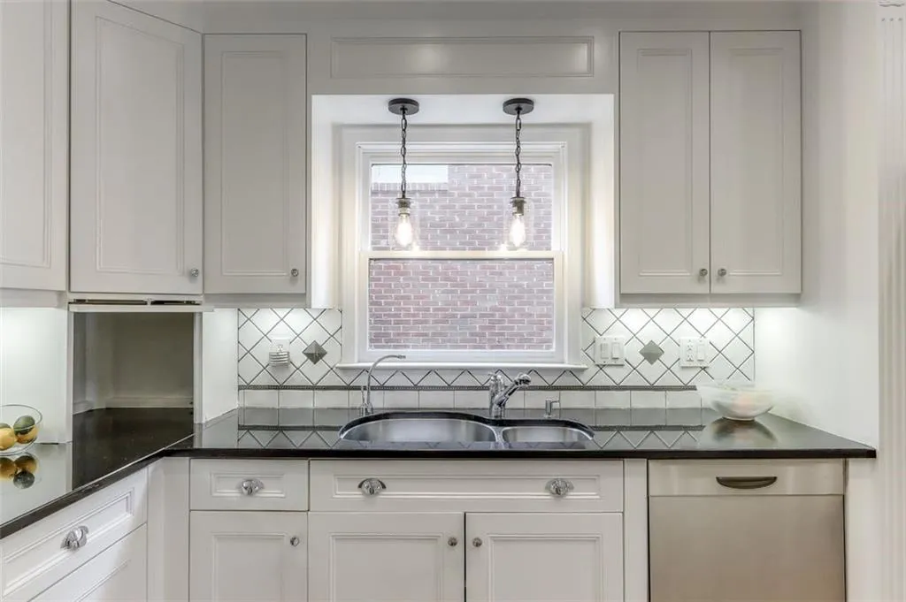 125 Grosvenor Place, Atlanta, Georgia 30328, 4 Bedrooms Bedrooms, ,3 BathroomsBathrooms,Residential,Sold,125 Grosvenor Place,6920478