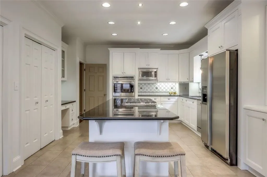 125 Grosvenor Place, Atlanta, Georgia 30328, 4 Bedrooms Bedrooms, ,3 BathroomsBathrooms,Residential,Sold,125 Grosvenor Place,6920478