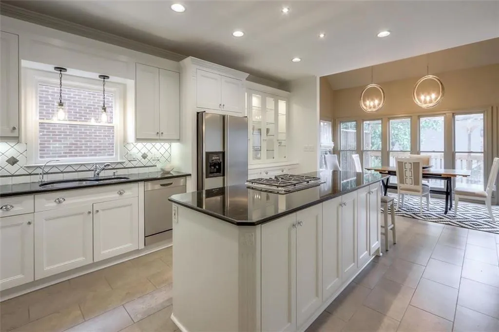 125 Grosvenor Place, Atlanta, Georgia 30328, 4 Bedrooms Bedrooms, ,3 BathroomsBathrooms,Residential,Sold,125 Grosvenor Place,6920478