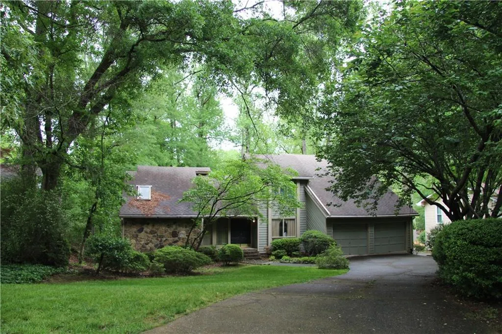 250 Mark Trail, Sandy Springs, Georgia 30328, 4 Bedrooms Bedrooms, ,3 BathroomsBathrooms,Residential,Sold,250 Mark Trail,5838861