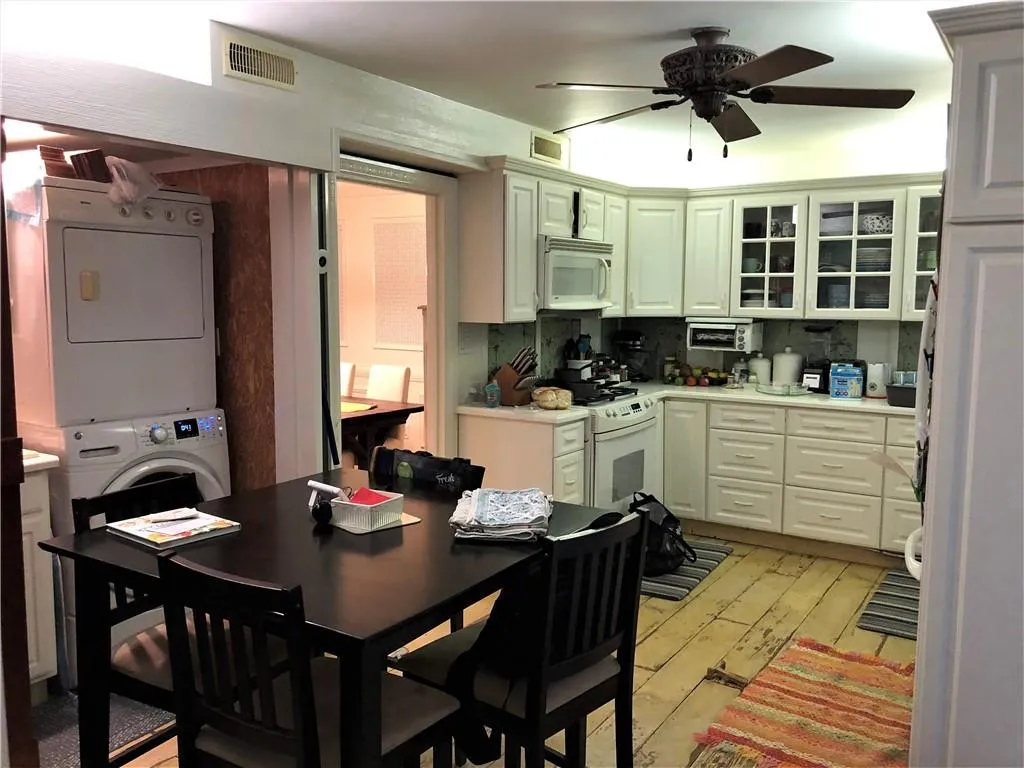 5400 Roswell Road Unit D4, Atlanta, Georgia 30342, 3 Bedrooms Bedrooms, ,2 BathroomsBathrooms,Residential,Sold,5400 Roswell Road Unit D4,6733697