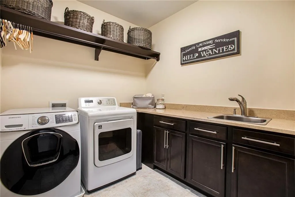 613 Esfun Trace, Atlanta, Georgia 30328, 4 Bedrooms Bedrooms, ,4 BathroomsBathrooms,Residential,Sold,613 Esfun Trace,7400149