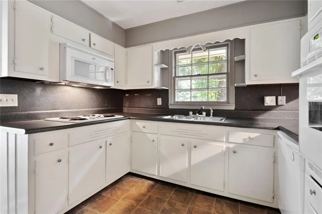 5325 Peachtree Dunwoody Road, Sandy Springs, Georgia 30342, 4 Bedrooms Bedrooms, ,3 BathroomsBathrooms,Residential,Sold,5325 Peachtree Dunwoody Road,6898928