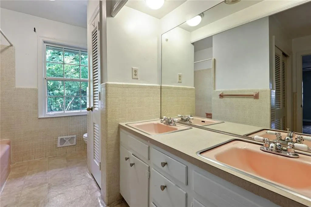 5325 Peachtree Dunwoody Road, Sandy Springs, Georgia 30342, 4 Bedrooms Bedrooms, ,3 BathroomsBathrooms,Residential,Sold,5325 Peachtree Dunwoody Road,6898928