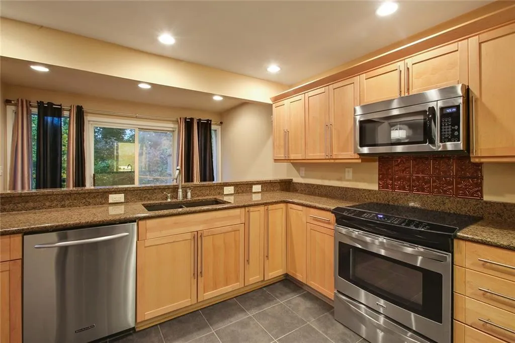 7750 Roswell Road Unit 6a, Atlanta, Georgia 30350, 3 Bedrooms Bedrooms, ,2 BathroomsBathrooms,Residential,Sold,7750 Roswell Road Unit 6a,6100622