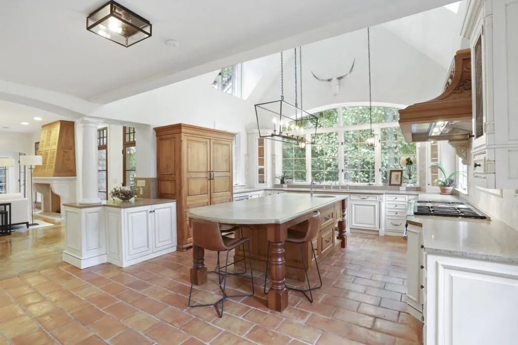 5200 Long Island Drive, Atlanta, Georgia 30327, 5 Bedrooms Bedrooms, ,4 BathroomsBathrooms,Residential,Sold,5200 Long Island Drive,6630205