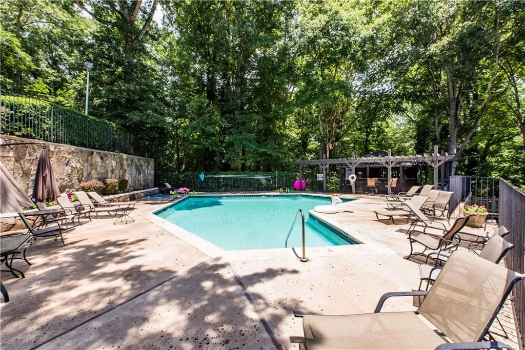 5147 Roswell Road Unit 5, Atlanta, Georgia 30342, 2 Bedrooms Bedrooms, ,1 BathroomBathrooms,Residential,Sold,5147 Roswell Road Unit 5,5873791