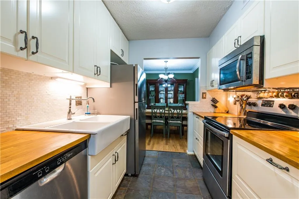 5147 Roswell Road Unit 5, Atlanta, Georgia 30342, 2 Bedrooms Bedrooms, ,1 BathroomBathrooms,Residential,Sold,5147 Roswell Road Unit 5,5873791