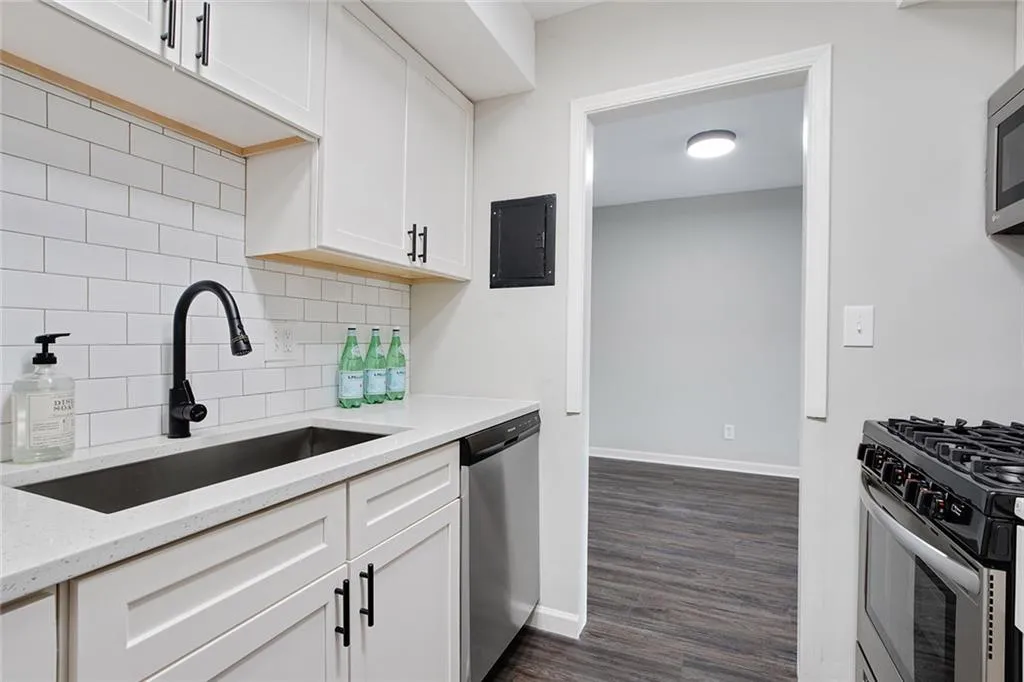 6851 Roswell Road Unit J22, Sandy Springs, Georgia 30328, 1 Bedroom Bedrooms, ,1 BathroomBathrooms,Residential,Sold,6851 Roswell Road Unit J22,6780548