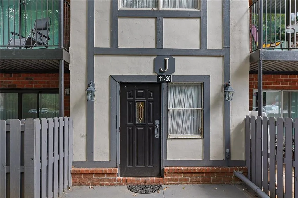 6851 Roswell Road Unit J22, Sandy Springs, Georgia 30328, 1 Bedroom Bedrooms, ,1 BathroomBathrooms,Residential,Sold,6851 Roswell Road Unit J22,6780548