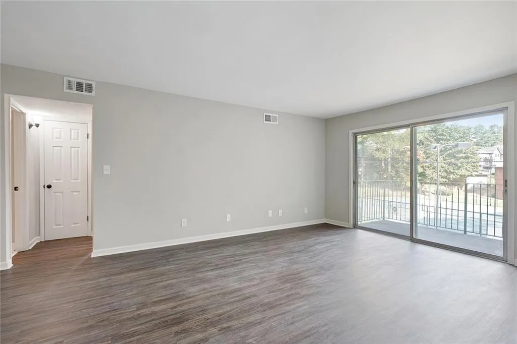 6851 Roswell Road Unit J22, Sandy Springs, Georgia 30328, 1 Bedroom Bedrooms, ,1 BathroomBathrooms,Residential,Sold,6851 Roswell Road Unit J22,6780548