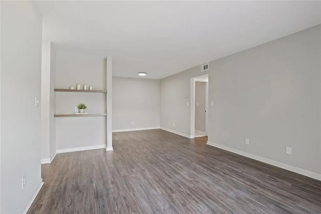 6851 Roswell Road Unit J22, Sandy Springs, Georgia 30328, 1 Bedroom Bedrooms, ,1 BathroomBathrooms,Residential,Sold,6851 Roswell Road Unit J22,6780548