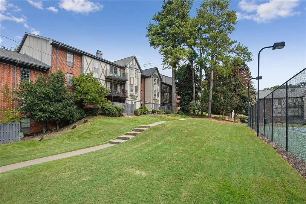 6851 Roswell Road Unit J22, Sandy Springs, Georgia 30328, 1 Bedroom Bedrooms, ,1 BathroomBathrooms,Residential,Sold,6851 Roswell Road Unit J22,6780548