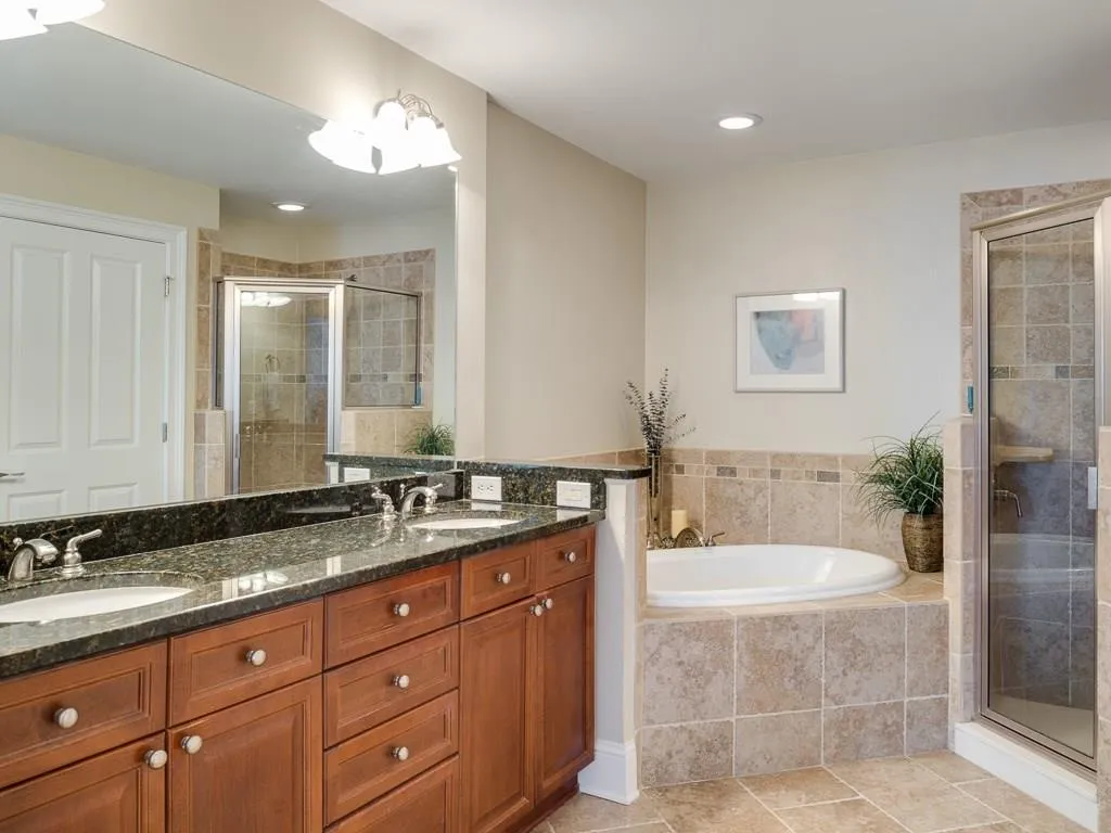 5490 Glenridge View, Sandy Springs, Georgia 30342, 2 Bedrooms Bedrooms, ,2 BathroomsBathrooms,Residential,Sold,5490 Glenridge View,5712921