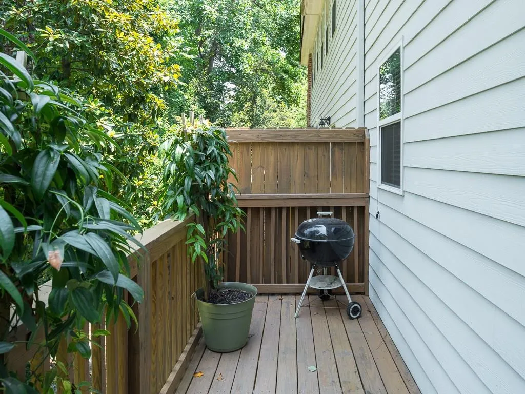 5490 Glenridge View, Sandy Springs, Georgia 30342, 2 Bedrooms Bedrooms, ,2 BathroomsBathrooms,Residential,Sold,5490 Glenridge View,5712921