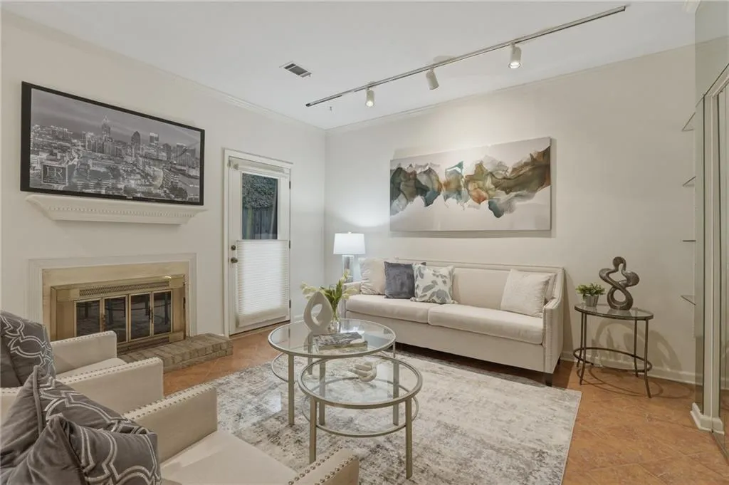 5180 Chemin De Vie, Atlanta, Georgia 30342, 2 Bedrooms Bedrooms, ,2 BathroomsBathrooms,Residential,Sold,5180 Chemin De Vie,7720673