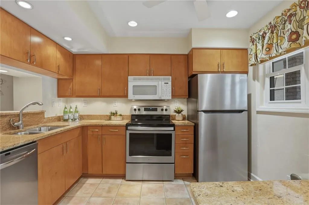 5180 Chemin De Vie, Atlanta, Georgia 30342, 2 Bedrooms Bedrooms, ,2 BathroomsBathrooms,Residential,Sold,5180 Chemin De Vie,7720673