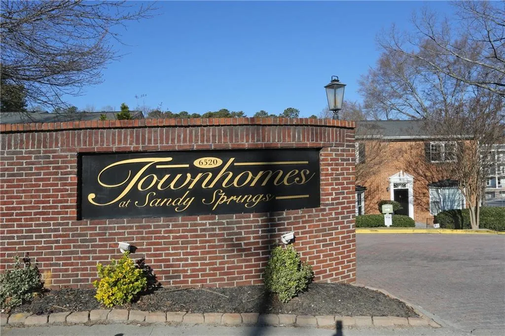 6520 Roswell Road Unit 104, Atlanta, Georgia 30328, 2 Bedrooms Bedrooms, ,1 BathroomBathrooms,Residential,Sold,6520 Roswell Road Unit 104,5838332