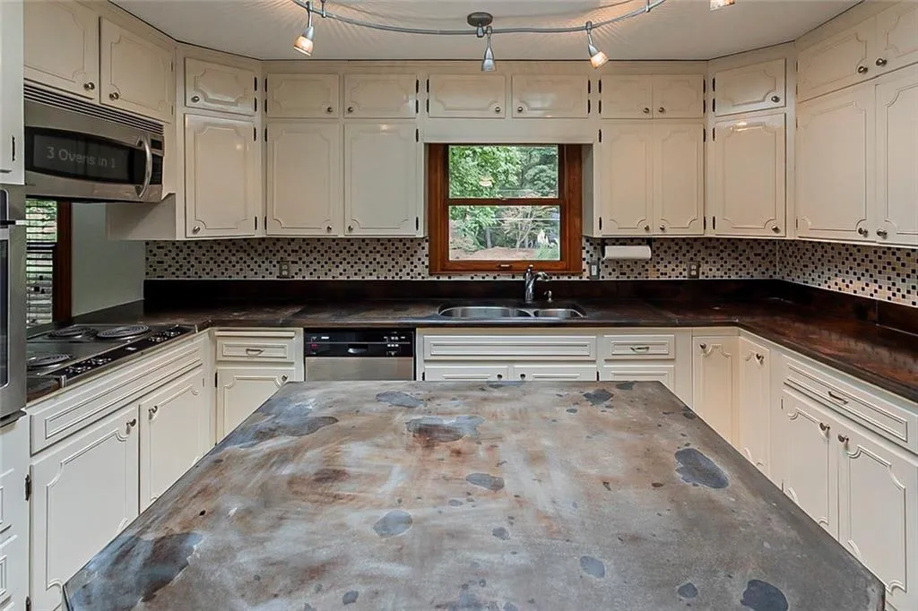 8380 Berkley, Atlanta, Georgia 30350, 4 Bedrooms Bedrooms, ,3 BathroomsBathrooms,Residential,Sold,8380 Berkley,6961393