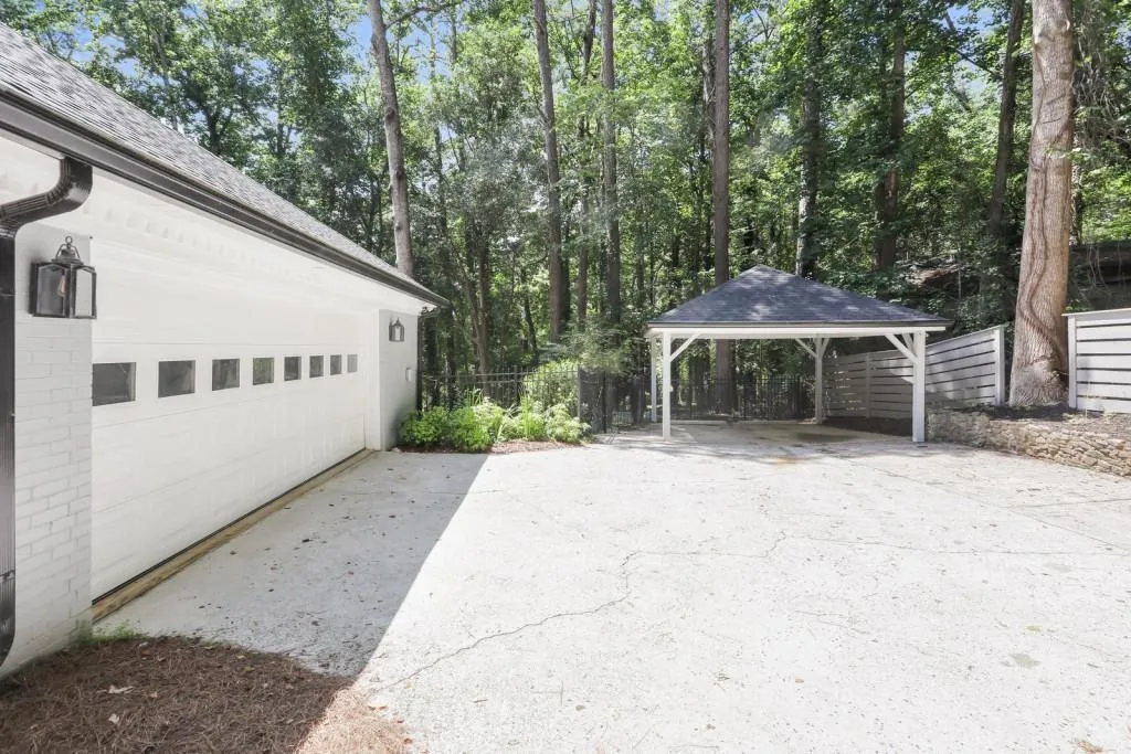 8070 Jett Ferry Road, Sandy Springs, Georgia 30350, 6 Bedrooms Bedrooms, ,4 BathroomsBathrooms,Residential,Sold,8070 Jett Ferry Road,6738194