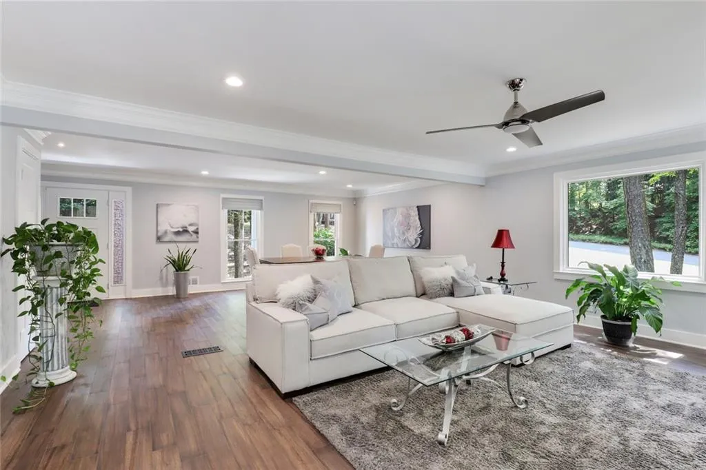8070 Jett Ferry Road, Sandy Springs, Georgia 30350, 6 Bedrooms Bedrooms, ,4 BathroomsBathrooms,Residential,Sold,8070 Jett Ferry Road,6738194