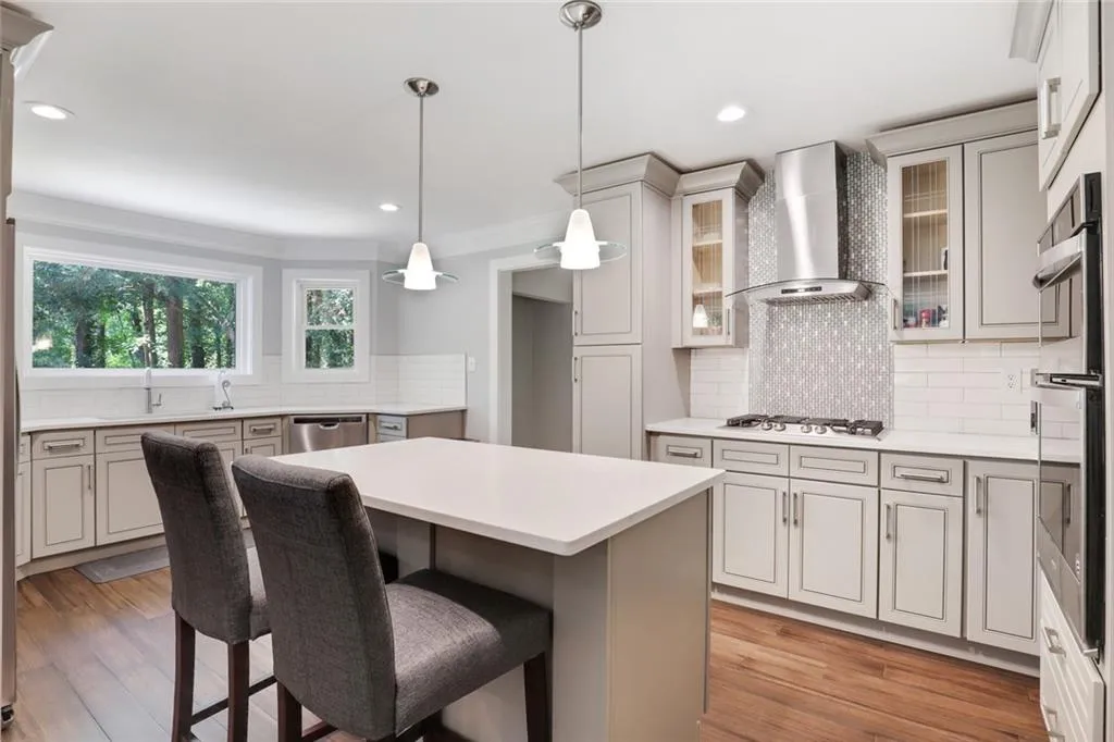 8070 Jett Ferry Road, Sandy Springs, Georgia 30350, 6 Bedrooms Bedrooms, ,4 BathroomsBathrooms,Residential,Sold,8070 Jett Ferry Road,6738194
