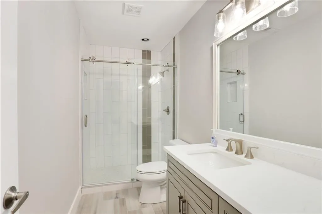 8070 Jett Ferry Road, Sandy Springs, Georgia 30350, 6 Bedrooms Bedrooms, ,4 BathroomsBathrooms,Residential,Sold,8070 Jett Ferry Road,6738194