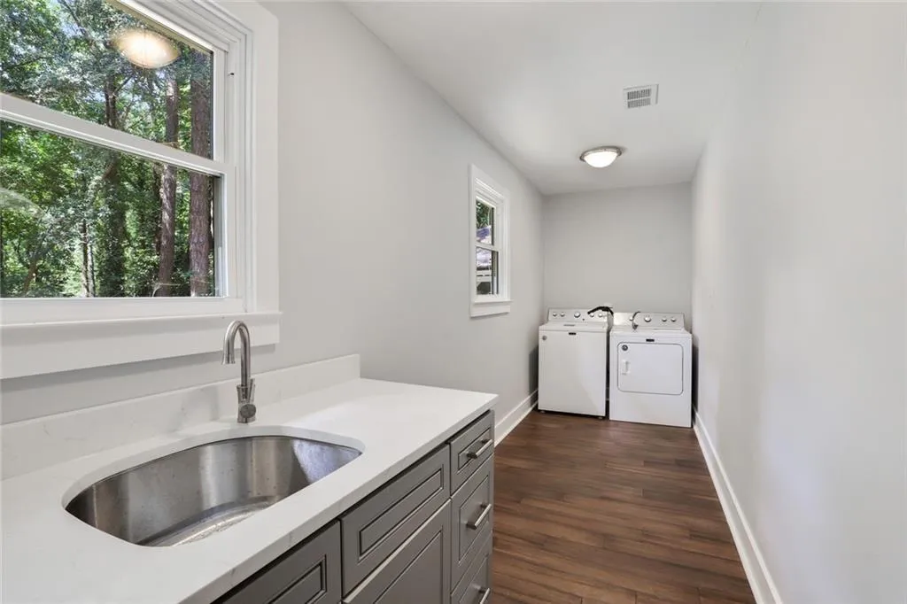 8070 Jett Ferry Road, Sandy Springs, Georgia 30350, 6 Bedrooms Bedrooms, ,4 BathroomsBathrooms,Residential,Sold,8070 Jett Ferry Road,6738194