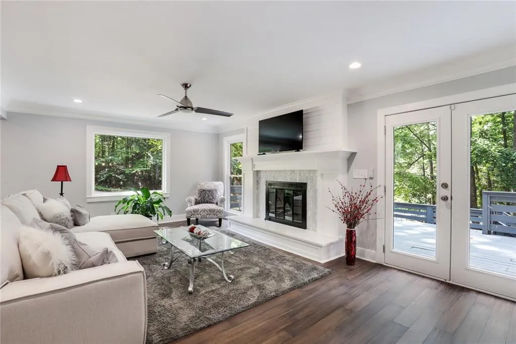8070 Jett Ferry Road, Sandy Springs, Georgia 30350, 6 Bedrooms Bedrooms, ,4 BathroomsBathrooms,Residential,Sold,8070 Jett Ferry Road,6738194
