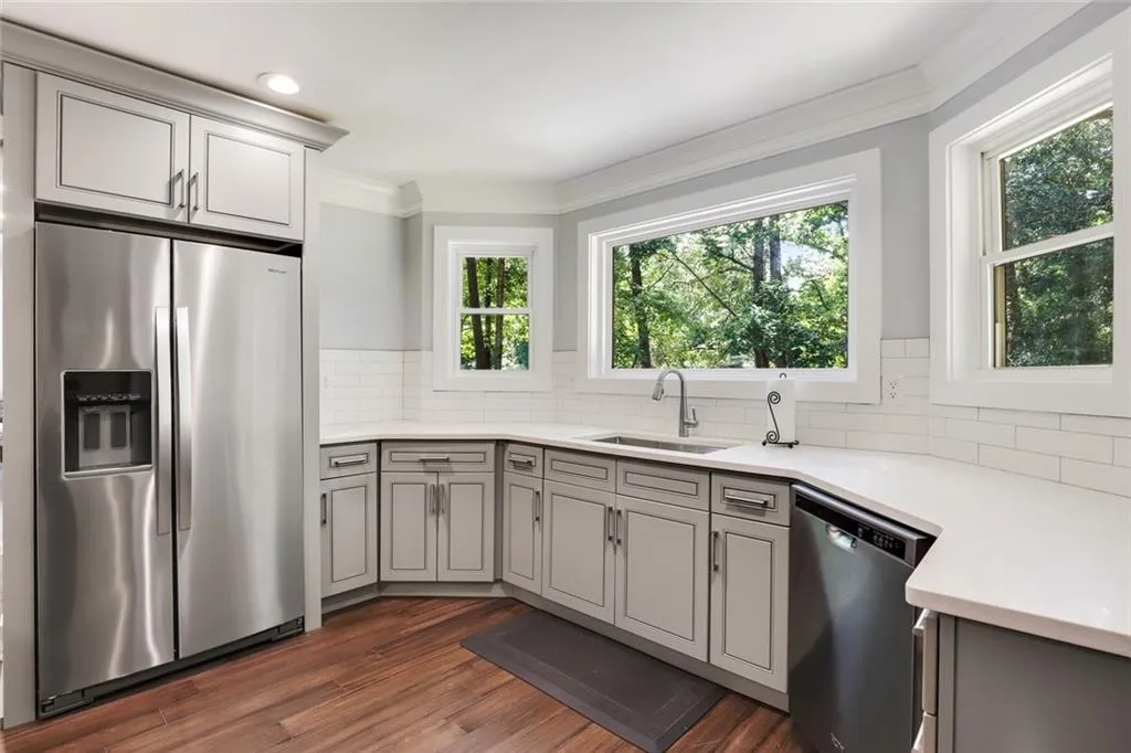 8070 Jett Ferry Road, Sandy Springs, Georgia 30350, 6 Bedrooms Bedrooms, ,4 BathroomsBathrooms,Residential,Sold,8070 Jett Ferry Road,6738194