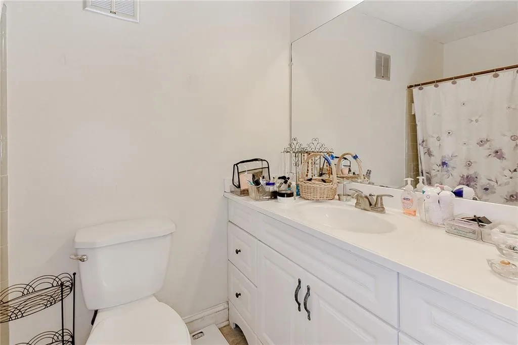 6700 Roswell Road Ne # 29 E, Atlanta, Georgia 30328, 2 Bedrooms Bedrooms, ,1 BathroomBathrooms,Residential,Sold,6700 Roswell Road Ne # 29 E,6580184