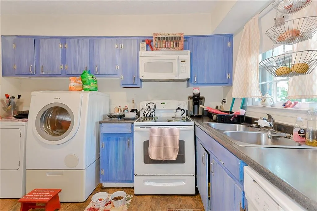 6700 Roswell Road Ne # 29 E, Atlanta, Georgia 30328, 2 Bedrooms Bedrooms, ,1 BathroomBathrooms,Residential,Sold,6700 Roswell Road Ne # 29 E,6580184