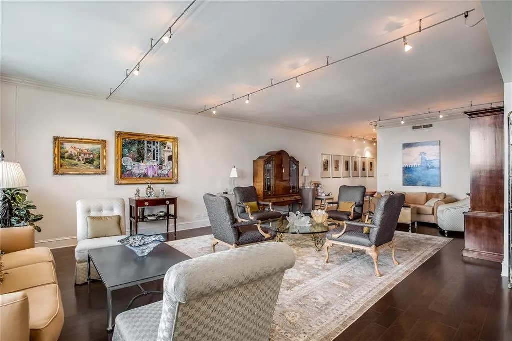 2660 Peachtree Road Nw Unit 38e, Atlanta, Georgia 30305, 3 Bedrooms Bedrooms, ,2 BathroomsBathrooms,Residential,For Sale,2660 Peachtree Road Nw Unit 38e,7629689