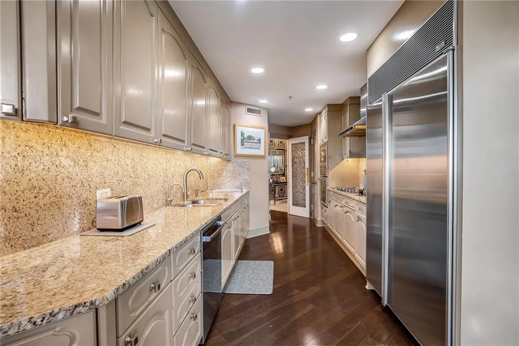 2660 Peachtree Road Nw Unit 38e, Atlanta, Georgia 30305, 3 Bedrooms Bedrooms, ,2 BathroomsBathrooms,Residential,For Sale,2660 Peachtree Road Nw Unit 38e,7629689