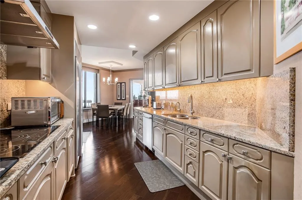 2660 Peachtree Road Nw Unit 38e, Atlanta, Georgia 30305, 3 Bedrooms Bedrooms, ,2 BathroomsBathrooms,Residential,For Sale,2660 Peachtree Road Nw Unit 38e,7629689
