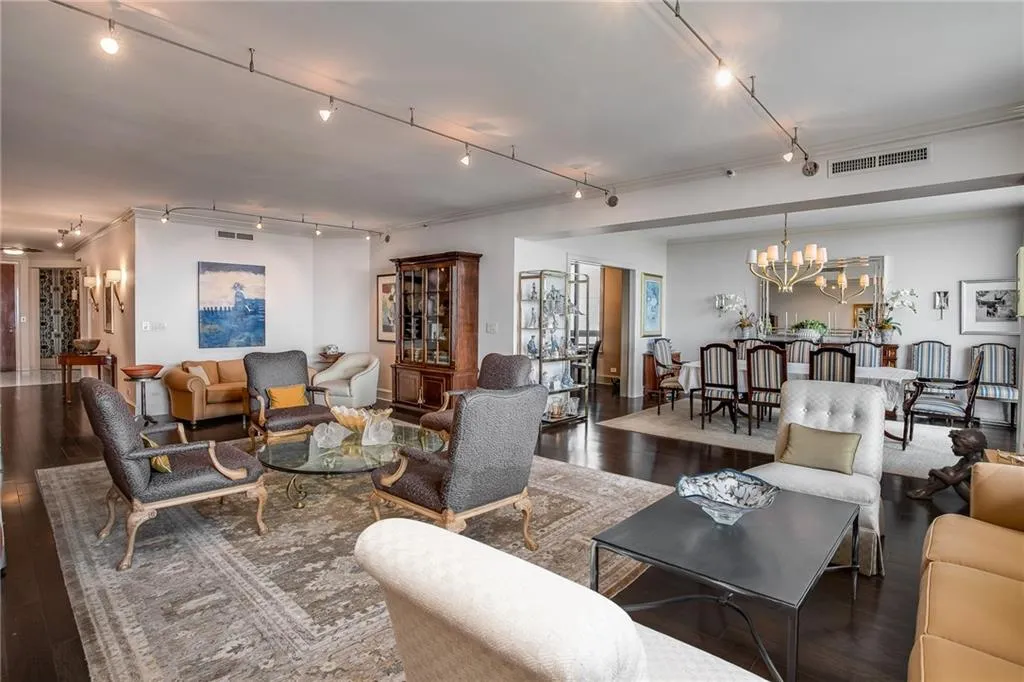 2660 Peachtree Road Nw Unit 38e, Atlanta, Georgia 30305, 3 Bedrooms Bedrooms, ,2 BathroomsBathrooms,Residential,For Sale,2660 Peachtree Road Nw Unit 38e,7629689