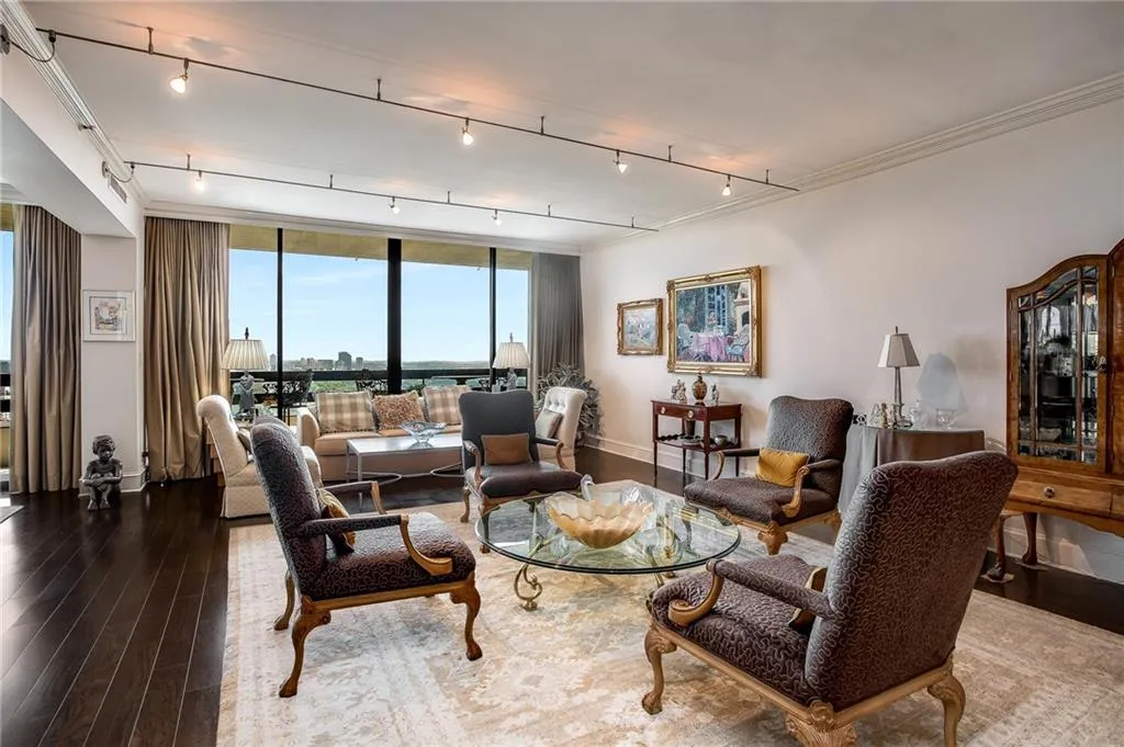 2660 Peachtree Road Nw Unit 38e, Atlanta, Georgia 30305, 3 Bedrooms Bedrooms, ,2 BathroomsBathrooms,Residential,For Sale,2660 Peachtree Road Nw Unit 38e,7629689