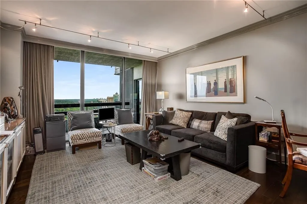2660 Peachtree Road Nw Unit 38e, Atlanta, Georgia 30305, 3 Bedrooms Bedrooms, ,2 BathroomsBathrooms,Residential,For Sale,2660 Peachtree Road Nw Unit 38e,7629689