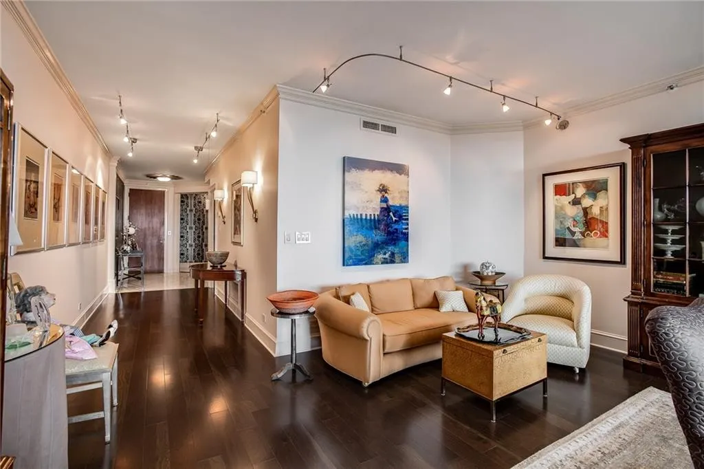 2660 Peachtree Road Nw Unit 38e, Atlanta, Georgia 30305, 3 Bedrooms Bedrooms, ,2 BathroomsBathrooms,Residential,For Sale,2660 Peachtree Road Nw Unit 38e,7629689