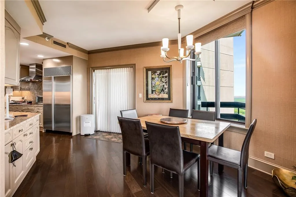 2660 Peachtree Road Nw Unit 38e, Atlanta, Georgia 30305, 3 Bedrooms Bedrooms, ,2 BathroomsBathrooms,Residential,For Sale,2660 Peachtree Road Nw Unit 38e,7629689