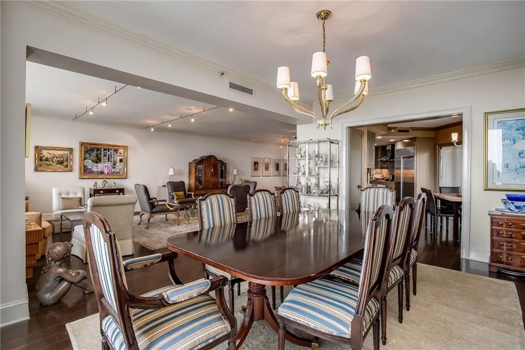 2660 Peachtree Road Nw Unit 38e, Atlanta, Georgia 30305, 3 Bedrooms Bedrooms, ,2 BathroomsBathrooms,Residential,For Sale,2660 Peachtree Road Nw Unit 38e,7629689