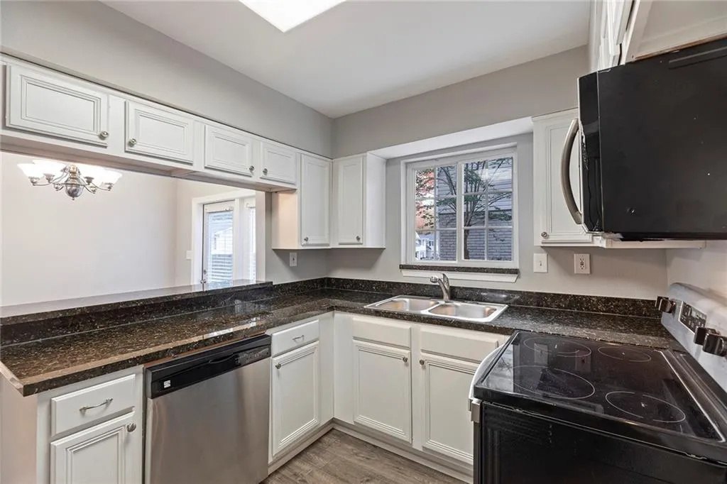 6940 Roswell Road Unit 21a, Sandy Springs, Georgia 30328, 2 Bedrooms Bedrooms, ,1 BathroomBathrooms,Residential,Sold,6940 Roswell Road Unit 21a,6805391