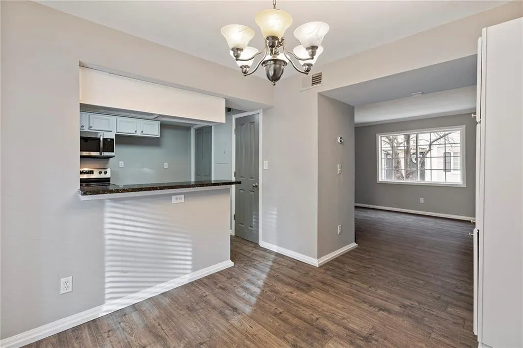 6940 Roswell Road Unit 21a, Sandy Springs, Georgia 30328, 2 Bedrooms Bedrooms, ,1 BathroomBathrooms,Residential,Sold,6940 Roswell Road Unit 21a,6805391