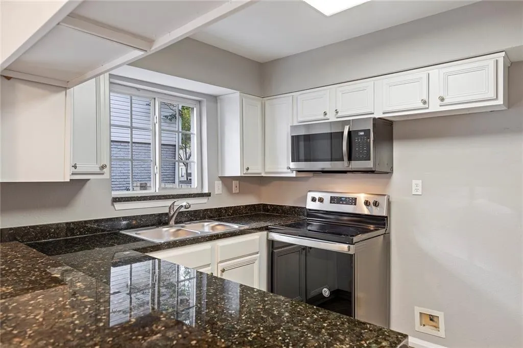 6940 Roswell Road Unit 21a, Sandy Springs, Georgia 30328, 2 Bedrooms Bedrooms, ,1 BathroomBathrooms,Residential,Sold,6940 Roswell Road Unit 21a,6805391