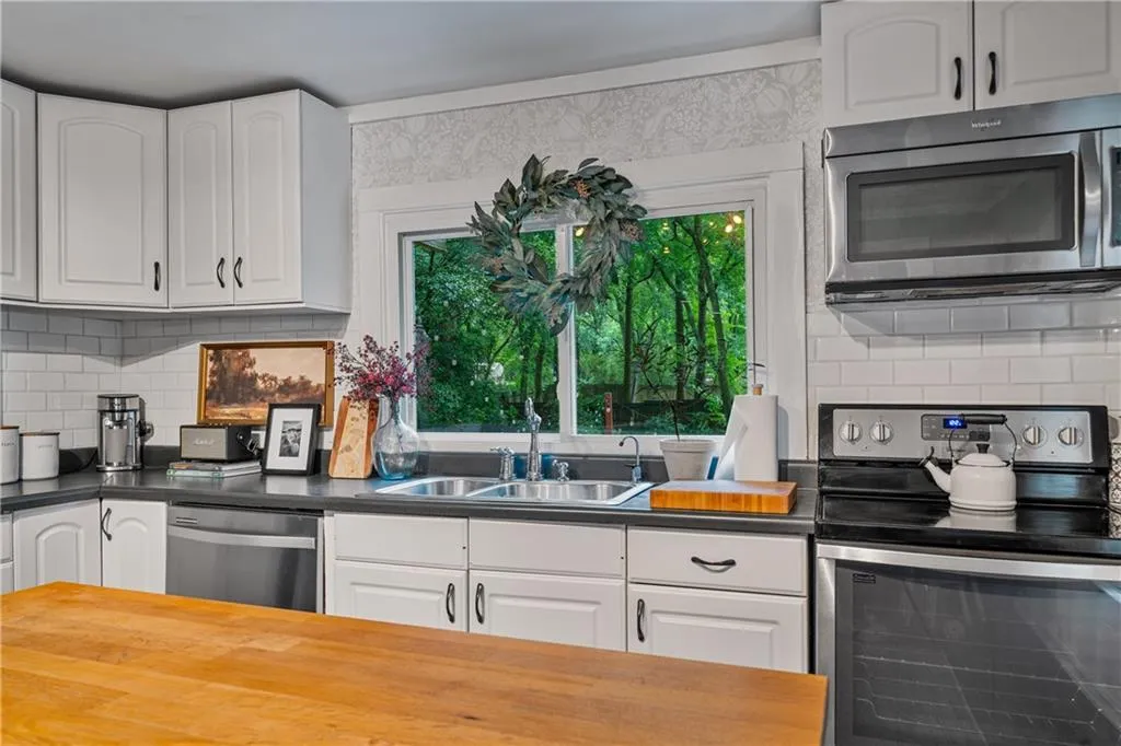 2152 Forrest Place Nw, Atlanta, Georgia 30318, 2 Bedrooms Bedrooms, ,2 BathroomsBathrooms,Residential,For Sale,2152 Forrest Place Nw,7627084