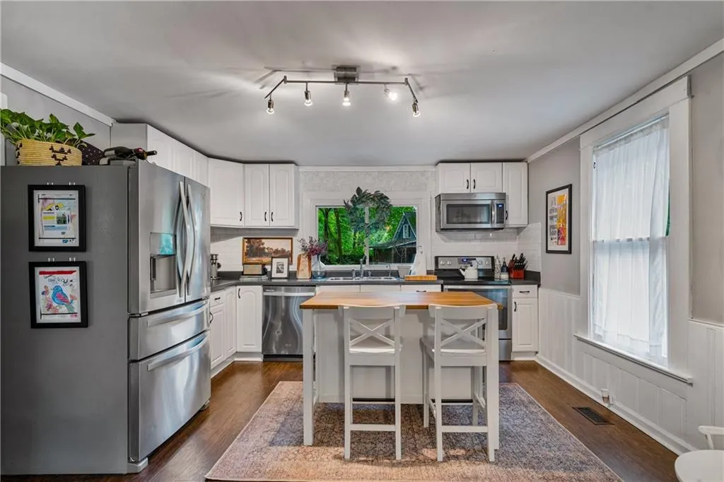 2152 Forrest Place Nw, Atlanta, Georgia 30318, 2 Bedrooms Bedrooms, ,2 BathroomsBathrooms,Residential,For Sale,2152 Forrest Place Nw,7627084