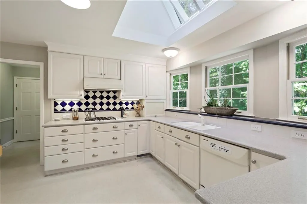 5815 Riverwood Drive, Atlanta, Georgia 30328, 5 Bedrooms Bedrooms, ,4 BathroomsBathrooms,Residential,Sold,5815 Riverwood Drive,6883233